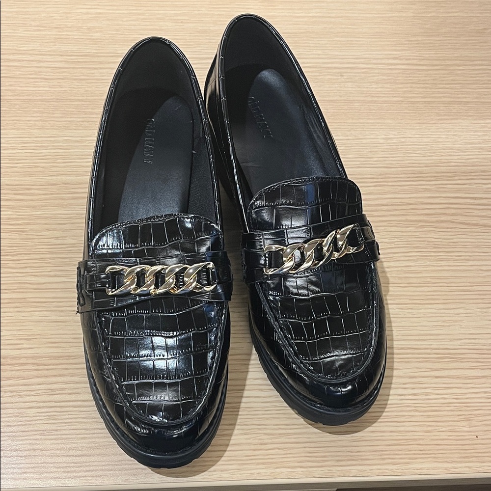 Black Faux Croc-Embossed Loafers with Gold Chain Accent - Women's